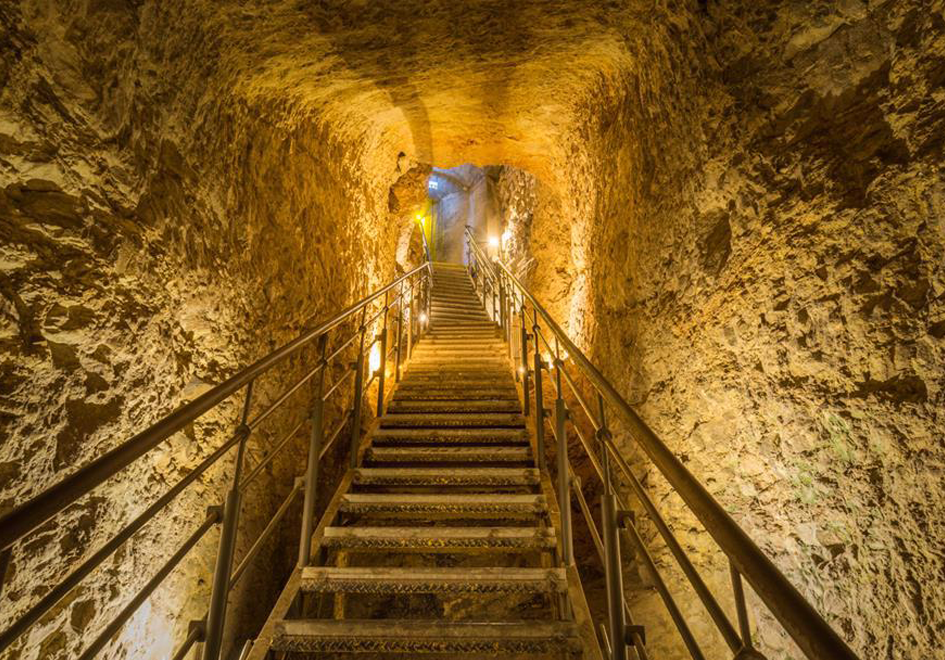Túnel de Ezequías. También conocido como el Túnel de Siloé, situado en Jerusalén, es una notable obra de ingeniería antigua.